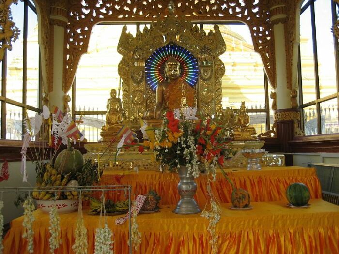 Главная святыня комплекса в заяте, расположенном в конце южного коридора (Kuthodaw Pagoda, Мандалай). | Фото: en.wikipedia.org.