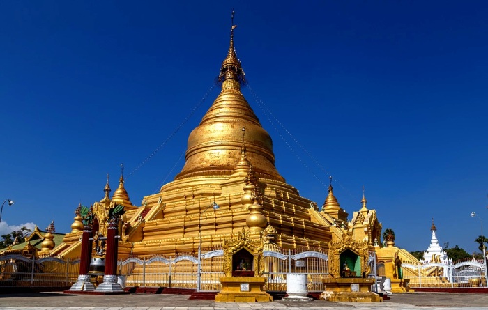 57-метровая ступа в центре храмового комплекса спустя более 150 лет (Kuthodaw Pagoda, Мандалай). | Фото: odysseytraveller.com.