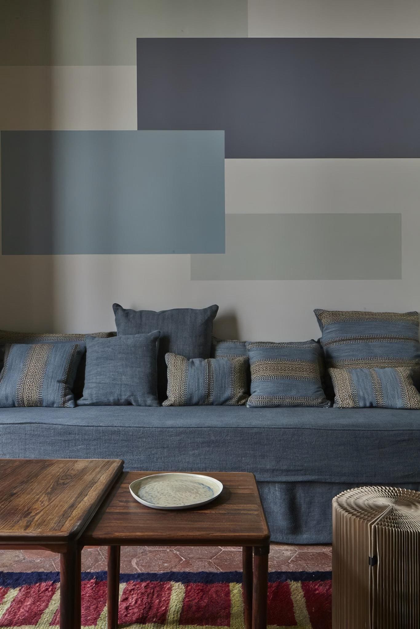 Вместо произведений искусства на стене создана графическая фреска (Blue Streak, Париж).