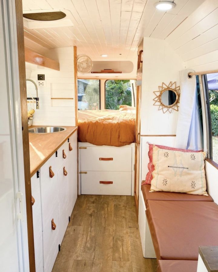 Диван в зоне гостиной легко превращается в обеденную зону. Диван в зоне гостиной легко превращается в обеденную зону.