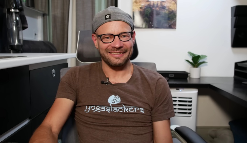 Джейсон несколько лет живет в фургоне и вполне счастлив. Джейсон несколько лет живет в фургоне и вполне счастлив.