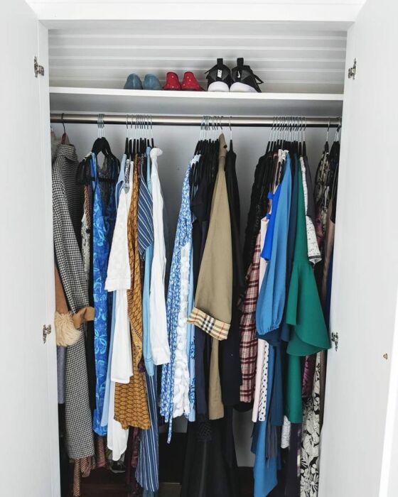 Вместительный встроенный шкаф поможет пристроить все личные вещи. | Фото: © thebustinyhome.