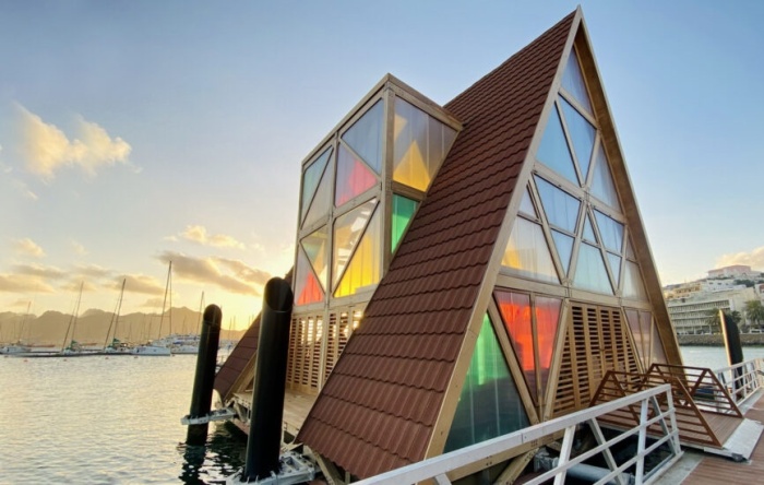 Разноцветные окна украсили А-образные павильоны (Mansa Floating Hub, Кабо-Верде). | Фото: expressodasilhas.cv.