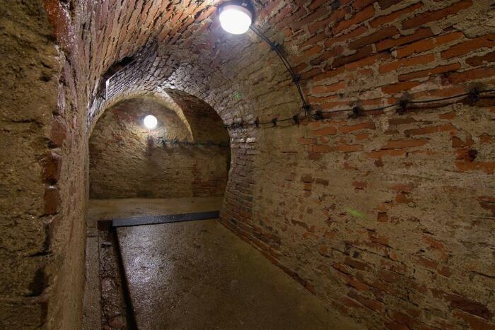 Самые опасные участки подземных структур укреплялись с помощью кирпичной облицовки стен и сводов (Jihlavské podzemí, Чехия). | Фото: commons.wikimedia.org.