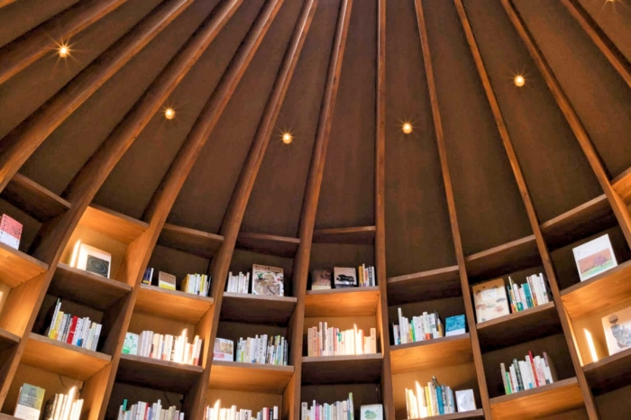 В центре библиотеки находится круглая комната с эффектным деревянным потолком, состоящим из утонченных торцов стеллажей (Kurkku Fields, Япония). | Фото: thisiscolossal.com.