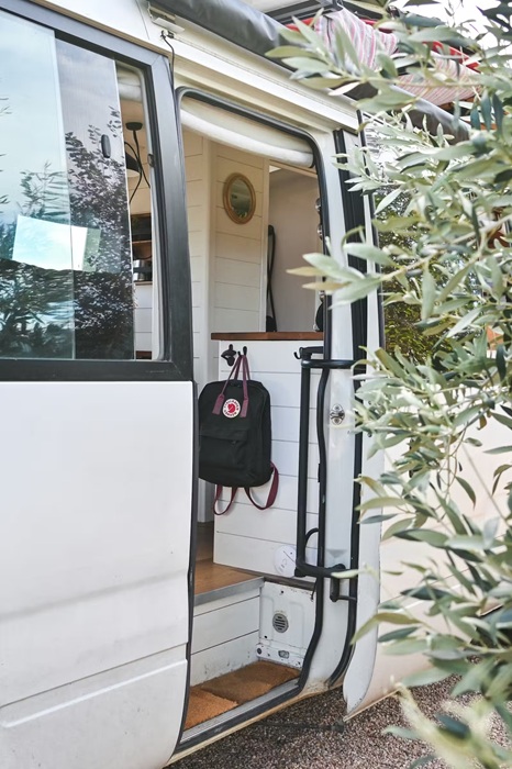 Входная дверь в уютный мобильный дом. Входная дверь в уютный мобильный дом.