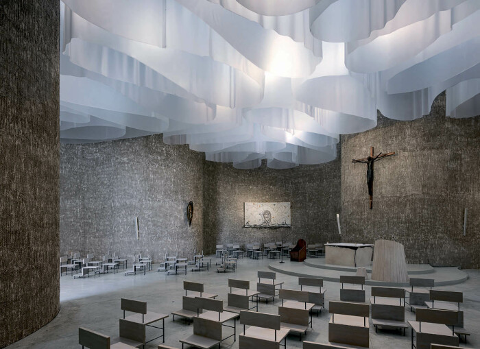 Внутреннее пространство церкви Santa Maria Goretti (Морманно, Италия). | Фото: newitalianblood.com.