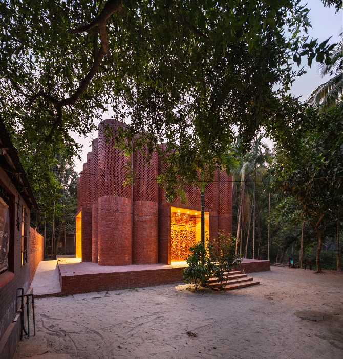 Предусмотрено два входа, двери которых играют не последнюю роль в системе естественной вентиляции (Маникгандж, Бангладеш). | Фото: allcadblocks.com.