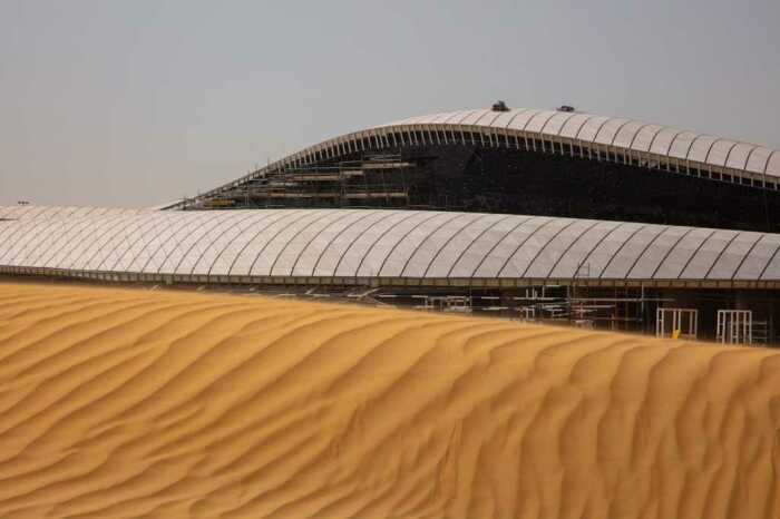 Формы здания имитируют волнистые песчаные дюны, над созданием которых неустанно «трудится» ветер (штаб-квартира BEEAH Group, ОАЭ). | Фото: homedecostore.net.