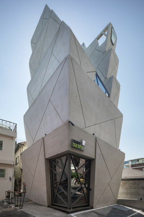Даже сложенные друг на друга ведра могут вдохновить на создание архитектурного шедевра (Queens Bucket, Сеул). | Фото: archdaily.com.