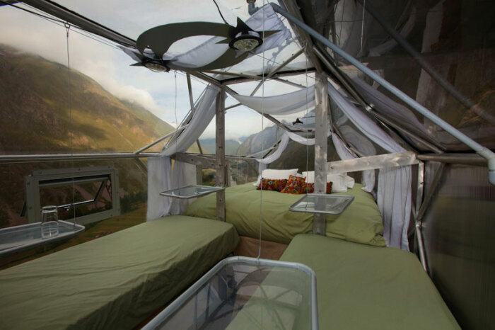 В каждом вертикальном подвесном номере может переночевать 4 человека (Skylodge Adventure Suites, Перу). | Фото: wayfairertravel.com.