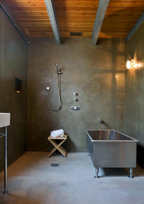 Ванная комната в стиле брутализм производит впечатление. | Фото: rehouz.info.