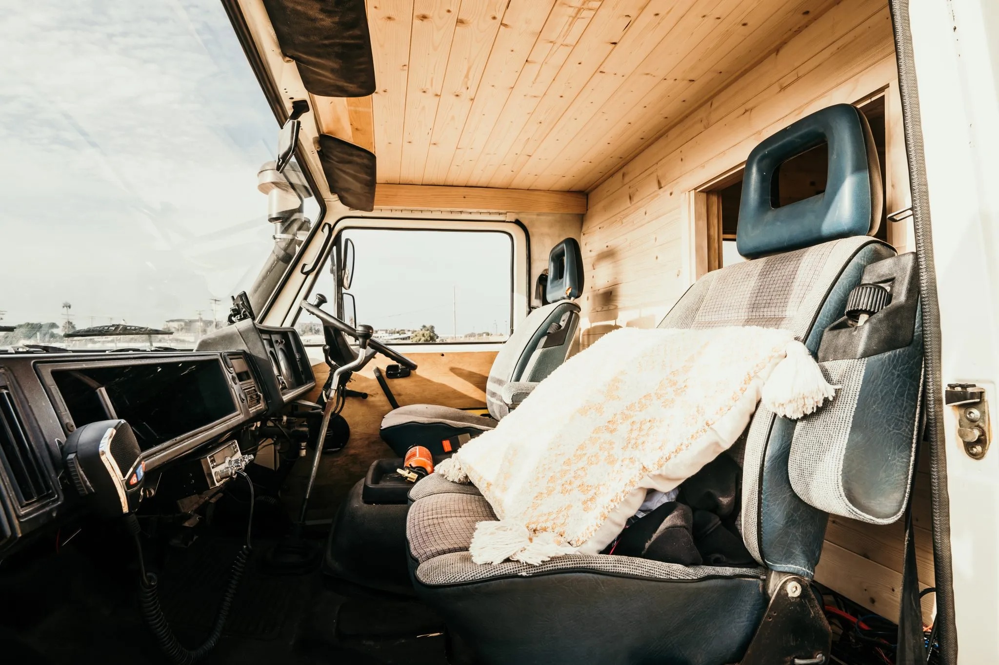 Кабину облицевали деревом. | Фото: bringatrailer.com. Кабину облицевали деревом. | Фото: bringatrailer.com.