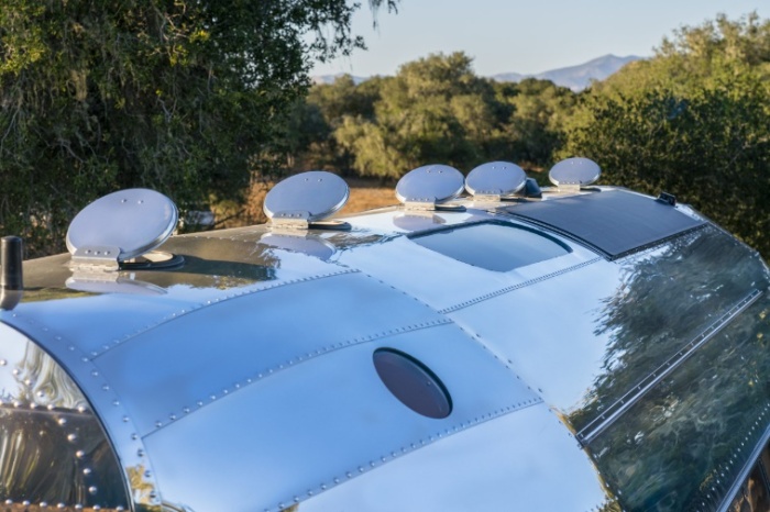 Помимо мощного аккумулятора нового поколения установлены и солнечные панели, позволяющие обеспечивать электроэнергией все нужды путешествующих (Bowlus Volterra Electric Caravan). | Фото: naked-science.ru.