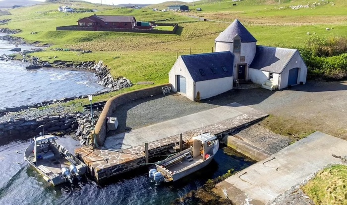 Один из благоустроенных пирсов на одиноком острове Шетландского архипелага (The Isle of Vaila, Шотландия). | Фото: indiatimespost.com.