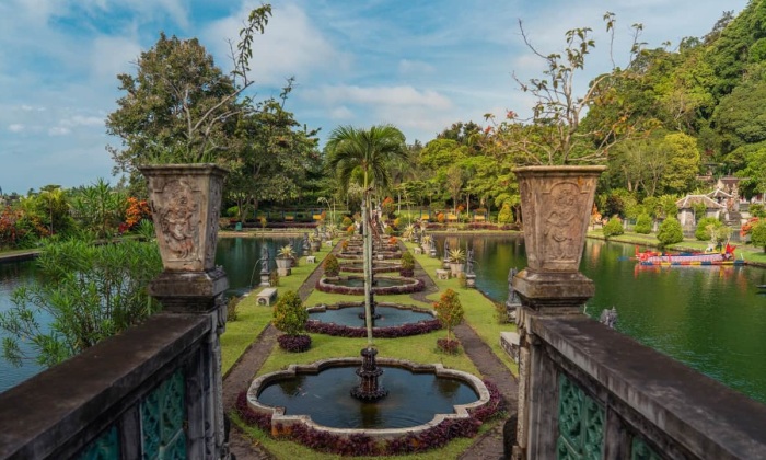 Центральная аллея, пронизывающая дворцово-парковый комплекс Тирта Ганга, является прогулочной зоной (Бали, Индонезия). | Фото: therepublicofrose.com.