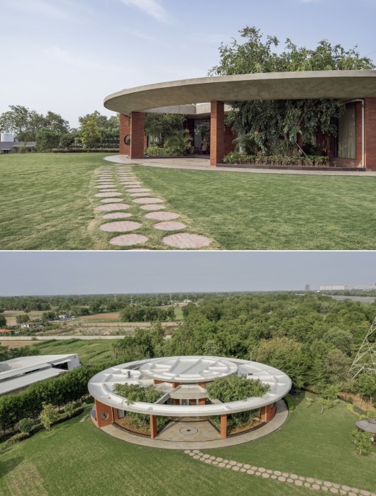 Впечатляющий способ интегрирования взрослых деревьев и экзотической растительности в структуру здания (The Ring House, Индия).