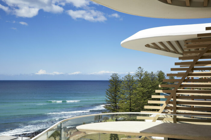 Из каждой квартиры есть выход на волнообразный балкон откуда отрывается завораживающий вид на Коралловое море (Norfolk Burleigh Heads, Квинсленд). | Фото: designboom.com.