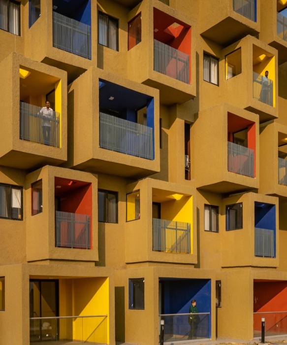 Из каждого жилого модуля есть выход на консольный балкон (STUDIOS 90, Колда). | Фото: world-architects.com.