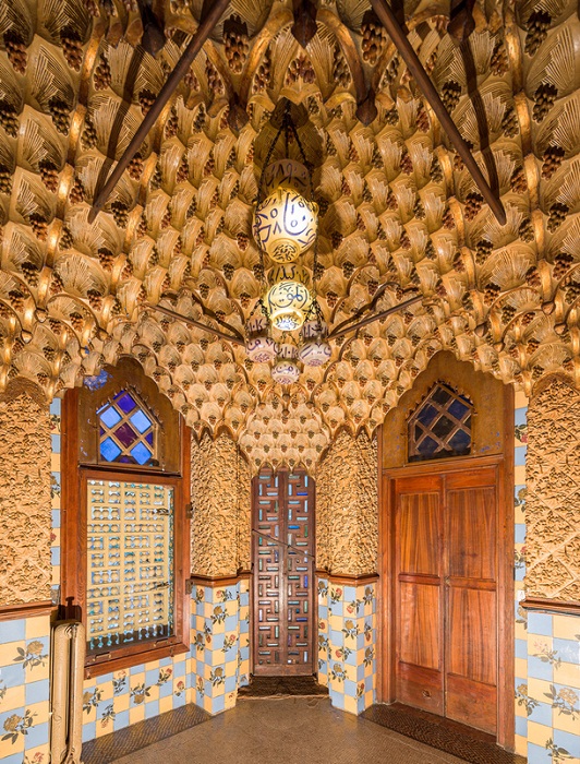 Роскошность мавританского стиля в оформлении интерьера (Casa Vicens).