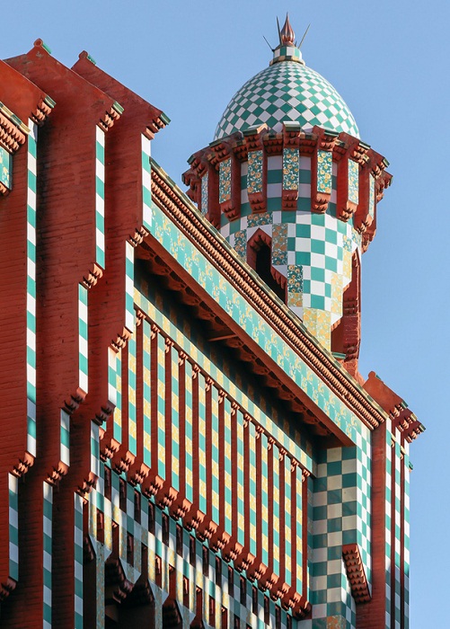 Купола как на мечетях лишь подчеркивают стиль мудехар (Casa Vicens).