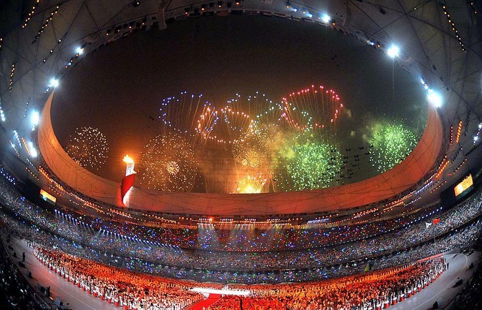 Фееричное закрытие летней Олимпиады 2008 года на главной арене «Птичье гнездо» (Пекин).