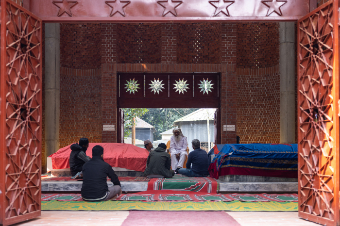 Большой зал усыпальницы является не только «домом для земного тела», здесь можно помолиться или послушать проповедь (Маникгандж, Бангладеш). | Фото: allcadblocks.com.