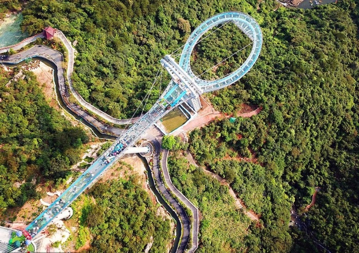 Смотровая площадка находится в 368 метрах от утеса и зависает на высоте полукилометра над глубоким ущельем Хуан Тэн (Huangtengxia Tianmen Sky Walk, Гуандун). | Фото: tejiayouwan.com.