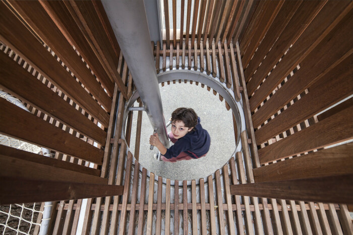 В домик на дереве можно попасть не только по ступеням, но и по «веревочной» лестнице, установленной на одной из опор (Israel Museum, Иерусалим). | Фото: plataformaarquitectura.cl.