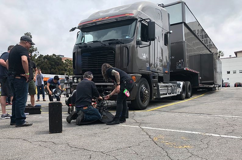 Гигантский автодом превратили в телевизионную студию. Гигантский автодом превратили в телевизионную студию.