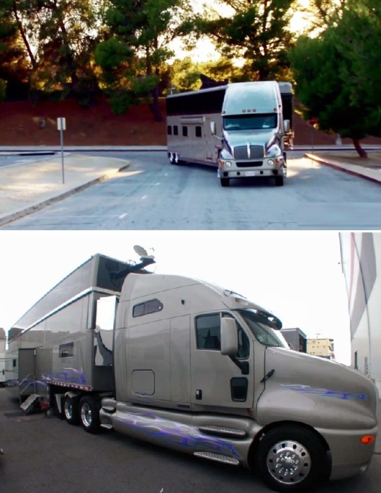 Чтобы доставить 40-тонные трейлеры-особняки на нужное место, приходится использовать мощные тягачи.