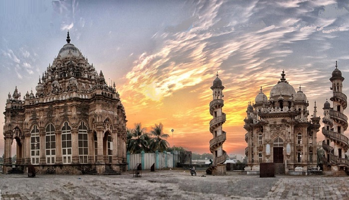 Несмотря на то, что мавзолеи являются уникальнейшими архитектурными творениями, комплекс остается малоизвестной достопримечательностью (Mahabat Maqbara и Bahauddin Ka Maqbara). | Фото: timesofindia.indiatimes.com.