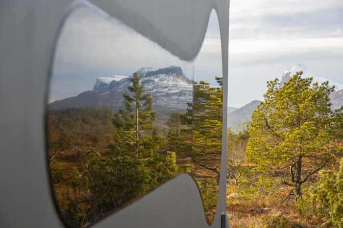 Все окна покрыты зеркальным напылением, так что постояльцам будет комфортно и уютно (Birdbox, Норвегия). | Фото: globetrender.com.