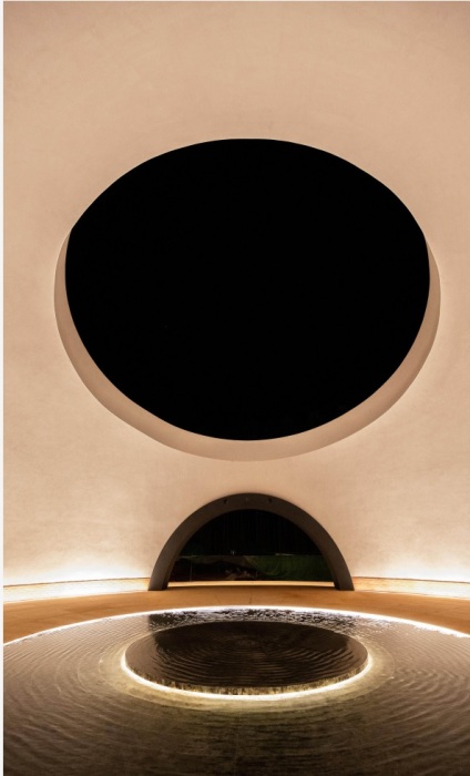 Закругленные стены, огромный световой люк и круглый бассейн – этого оказалось достаточно, чтобы создать захватывающую дух обстановку (MGallery, Китай).
