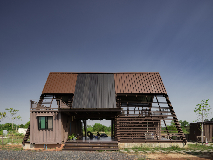 Благодаря жалюзийной конструкции крыши дом и промежуточные зоны всегда хорошо проветриваются (Container Cabin, Накхон Найок). | Фото: designboom.com.