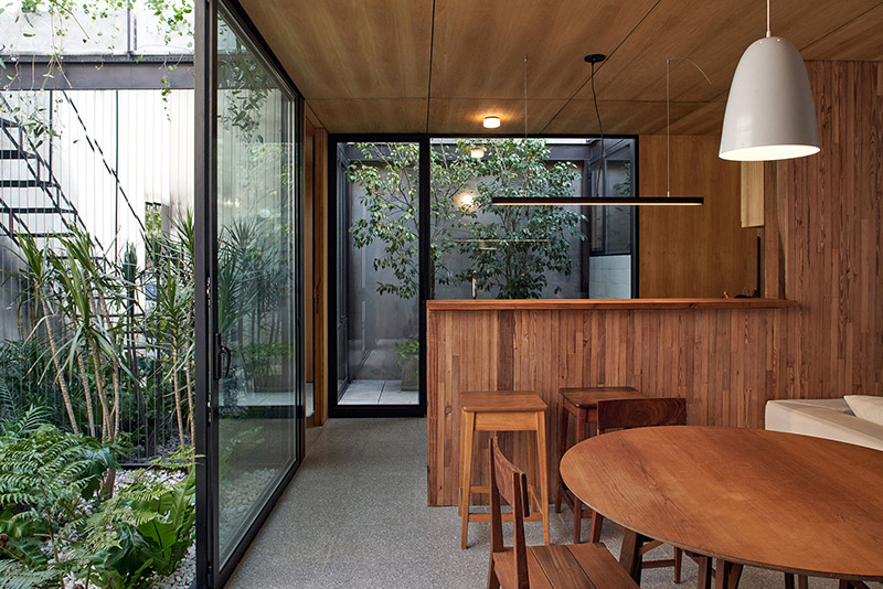 Кухня спрятана за перегородкой (House Elena's, Буэнос-Айрес).