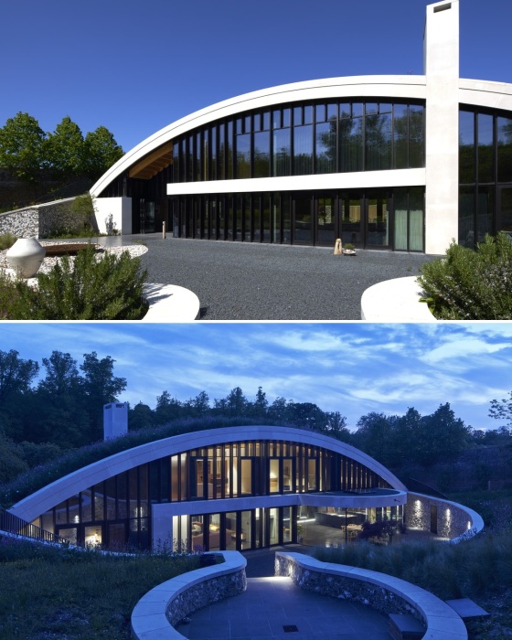 Масштабное остекление двух сторон дома позволяет организовать естественное освещение и вентиляцию внутренних помещений (Ashraya, Чилтерн-Хиллз).