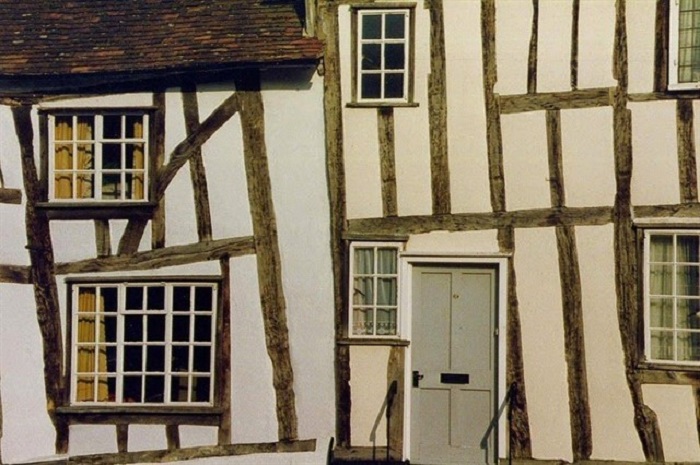 Большинство домов Лавенхэма имеют правильные формы, но за счет того, что под углом начерчены линии на фасадах, создается иллюзия кривизны (Великобритания). | Фото: countryhotelbreaks.com.