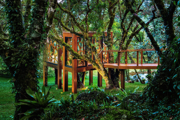 Удивительная зона отдыха в виде домика на дереве находится рядом с прудом (TREE HOUSE, Бразилия). | Фото: designboom.com.