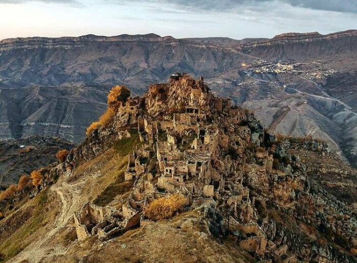 Исследователи предполагают, что на вершине находился дворец хана, а у подножия – деревня и защитные воинские укрепления (Гамсутль, Дагестан). | Фото: historyhumanlife.com.