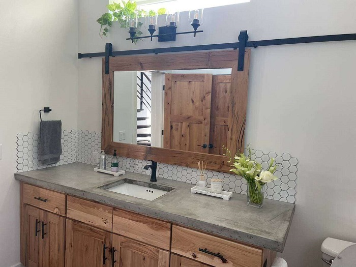 Ванная комната спроектирована не только с учетом комфорта (Grain Bin Getaway). Ванная комната спроектирована не только с учетом комфорта (Grain Bin Getaway).