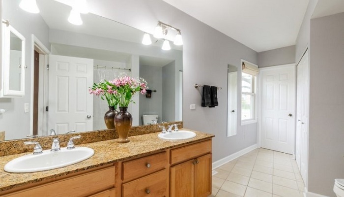 Ванная комната порадует стильным интерьером и простором (The Pie House, Дирфилд). | Фото: bcchicago.com.