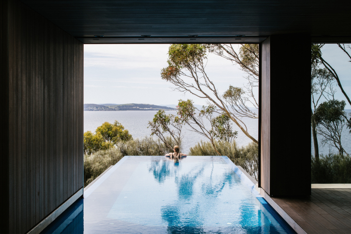 Панорамный бассейн на уровне верхушек деревьев с видом на океан – это фантастика! (Tinderbox House, Австралия). | Фото: daplayazclub.com.
