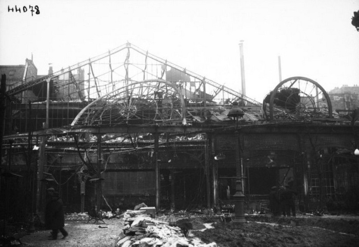 Все, что осталось от здания кабаре Мулен Руж после пожара (Париж, 1915 г.). | Фото: leblog1815.blogspot.com.