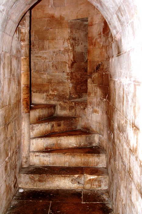Винтовые лестницы в замке, находящиеся в восьмиугольных башнях, закручиваются не по правилам фортификационных сооружений (Кастель-дель-Монте, Италия). | Фото: austria-forum.org.