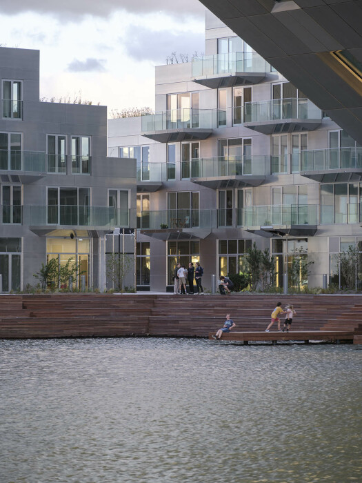 Жители гости могут погулять по «гавани» внутреннего двора, наслаждаясь свежим воздухом и открывающимся пейзажем (Sluishuis, Амстердам). | Фото: barcodearchitects.com.