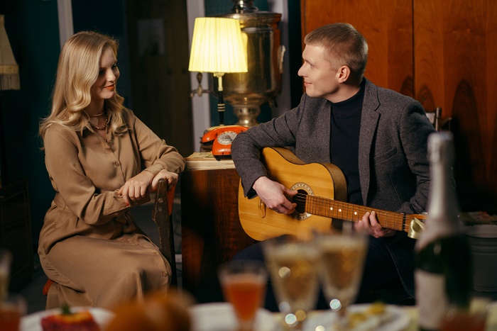 Под гитару гости могут спеть свои любимые песни. | Фото: piloramovo.ru.