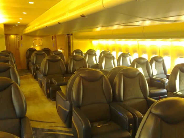 Места для гостей принца намного комфортней традиционных пассажирских кресел в самолетах (VIP Boeing 747-400). | Фото: thetrillionairelife.com.