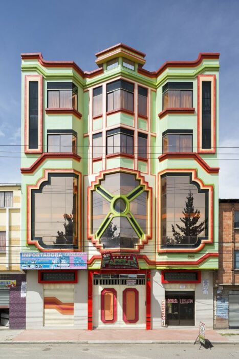 Красочные орнаменты способны преобразовывать дома (Эль-Альто, Боливия). | Фото: samwoolfe.medium.com