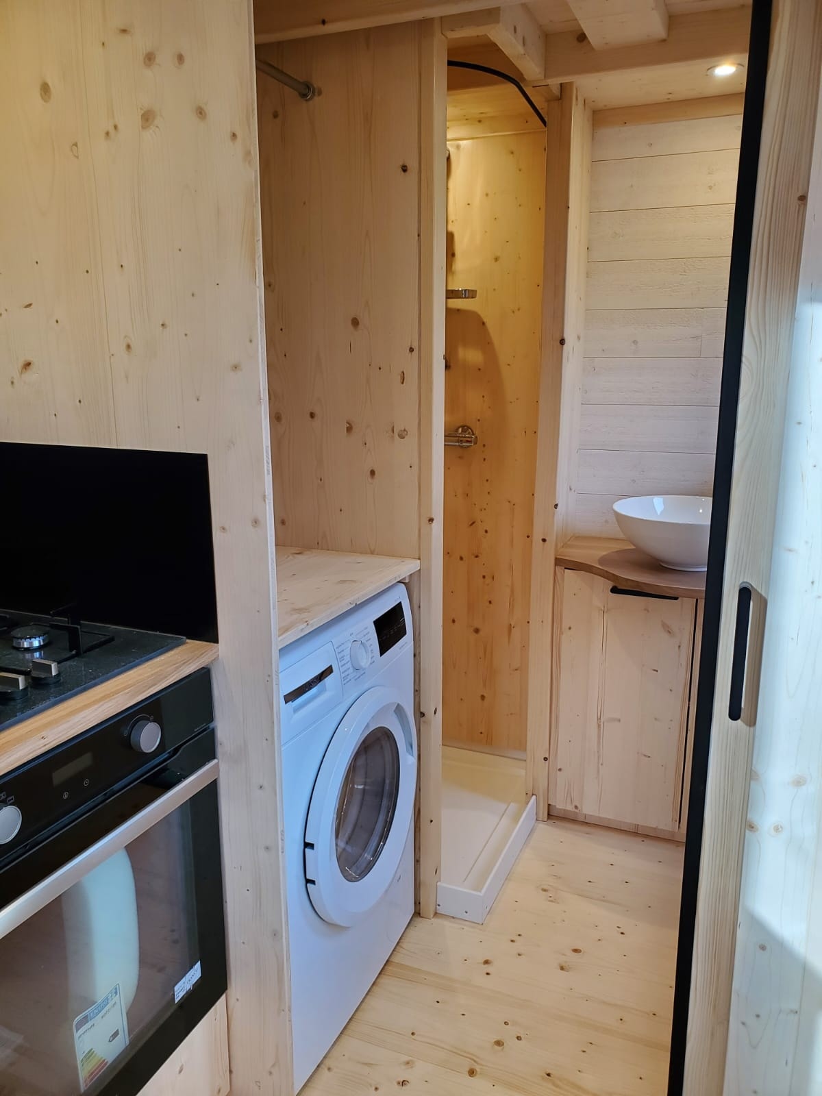 В нише оборудована прачечная (Naomi). В нише оборудована прачечная (Naomi).